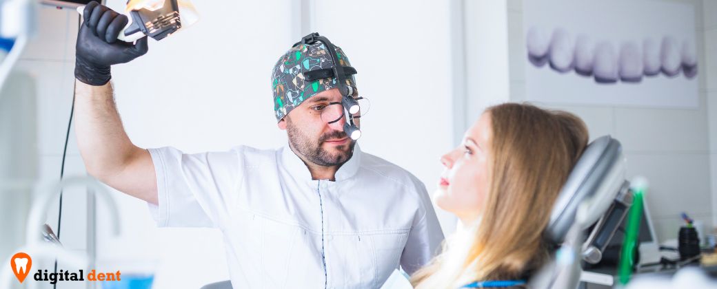 מה ההבדל בין רופא שיניים כללי למומחה ליישור שיניים? - ניתן לראות רופא מאיר על המטופלת אשר שוכבת בכיסא הטיפולים. בצד שמאל למטה לוגו אתר digital-dent